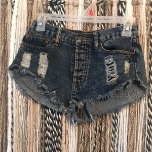 Forever 21 distressed shorts 💛